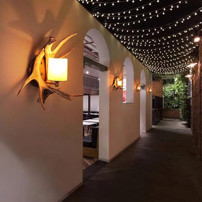 Fashion Retro Resin Antler Wall Light Sconce Frosted Glass Shade Wall Lantern American Country Style Wall Lamp Restaurant Bar Cafe Decor Lighting Indoor and Outdoor